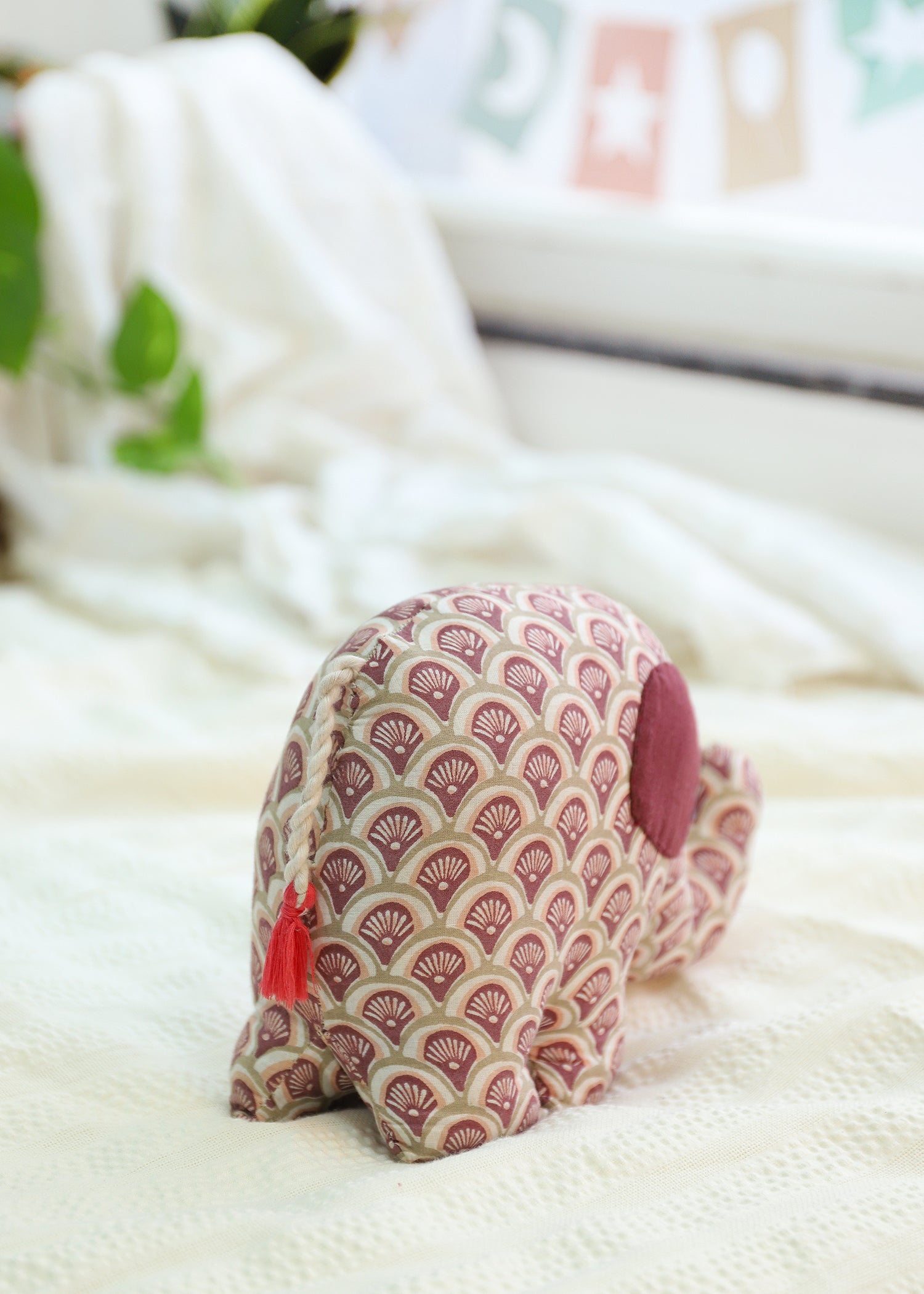 Leo Elepahnt Push Toy-Maroon
