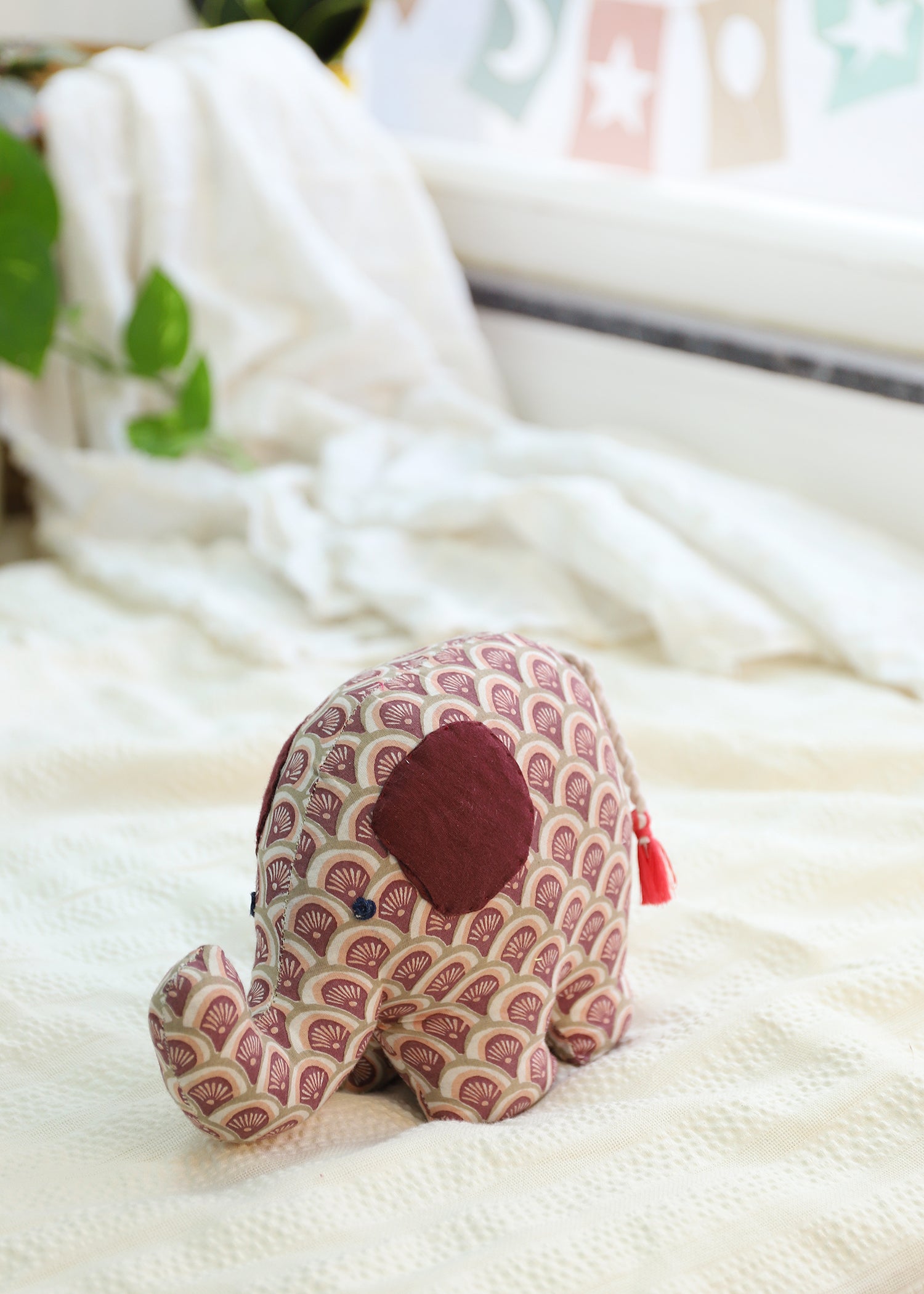Leo Elepahnt Push Toy-Maroon